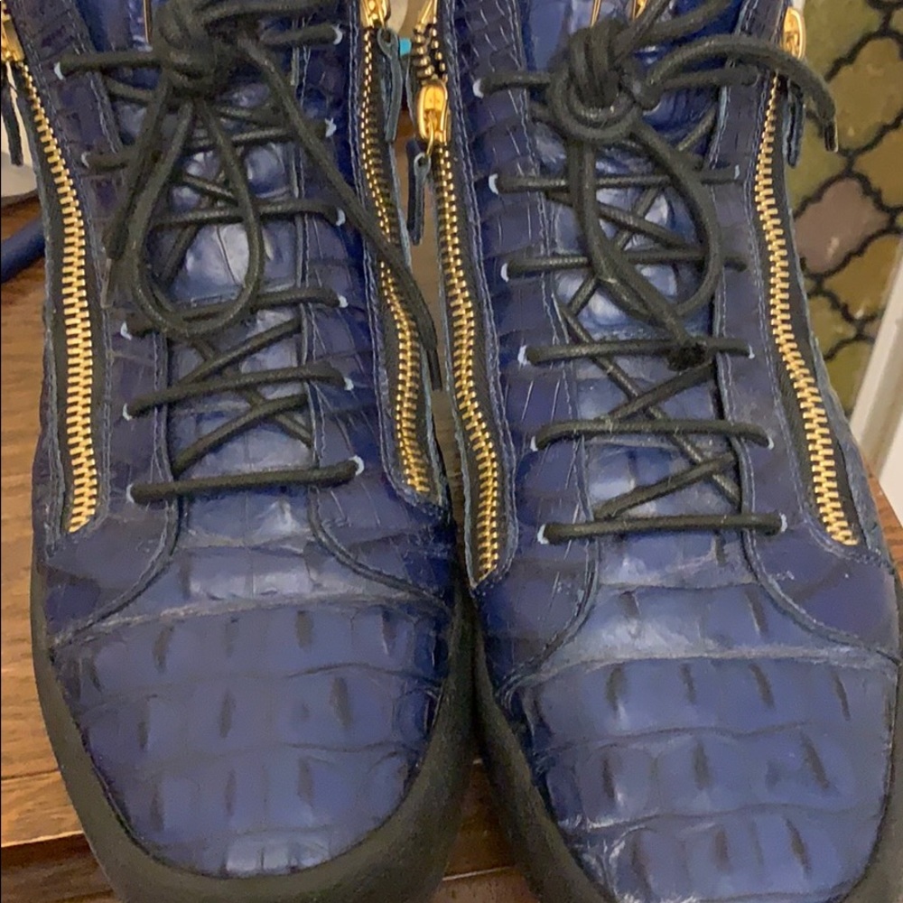 Really not my style. Great comfortable shoe .